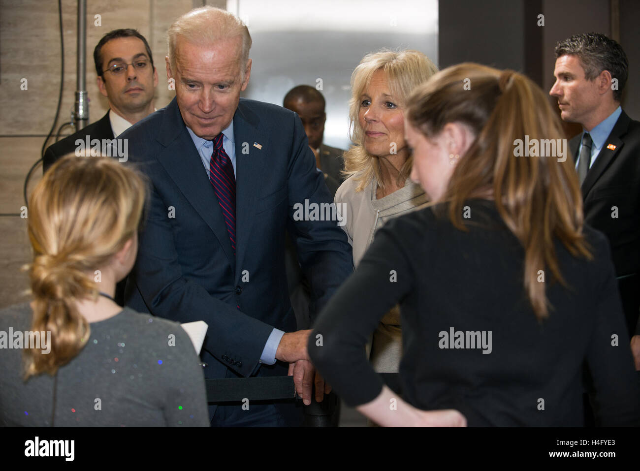 Vice presidente Joe Biden e la moglie dott.ssa Jill Biden parlare con i bambini dalla audiance al cancro Moonshot Tavola Rotonda a UCSF Foto Stock