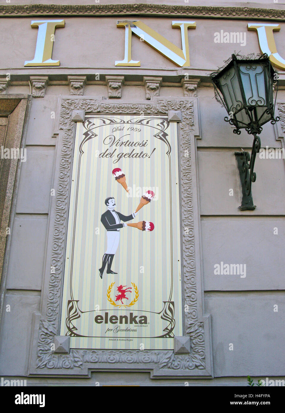 'I Virtuosi del Gelato' illustrazione di Andrea Buglisi sulla parete del famoso Caffè Gambrinus, Napoli, Italia Foto Stock