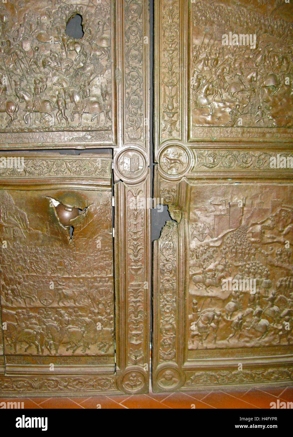 Battaglia-segnato porte in Castel Nuovo, Napoli, Italia Foto Stock