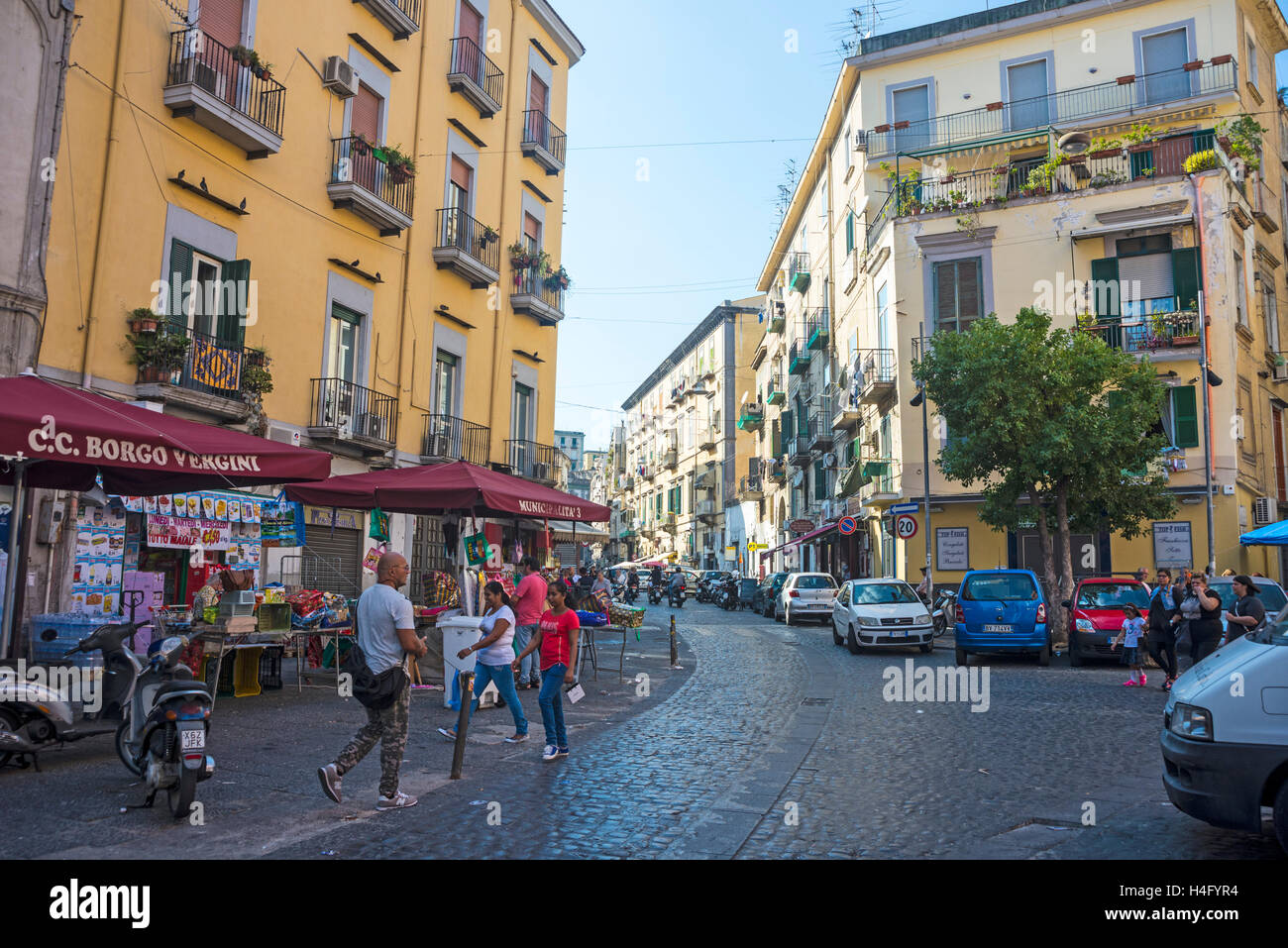 Via Vergini - una strada stretta a Napoli, Italia Foto Stock