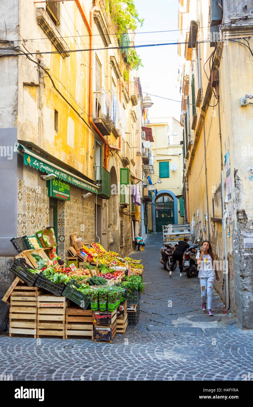 Strada stretta a Napoli, Italia Foto Stock