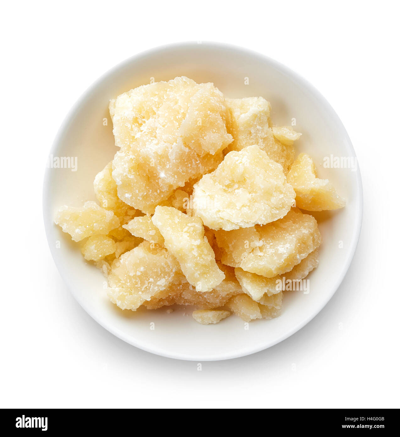 Pezzi di formaggio parmigiano isolati su sfondo bianco, vista dall'alto Foto Stock