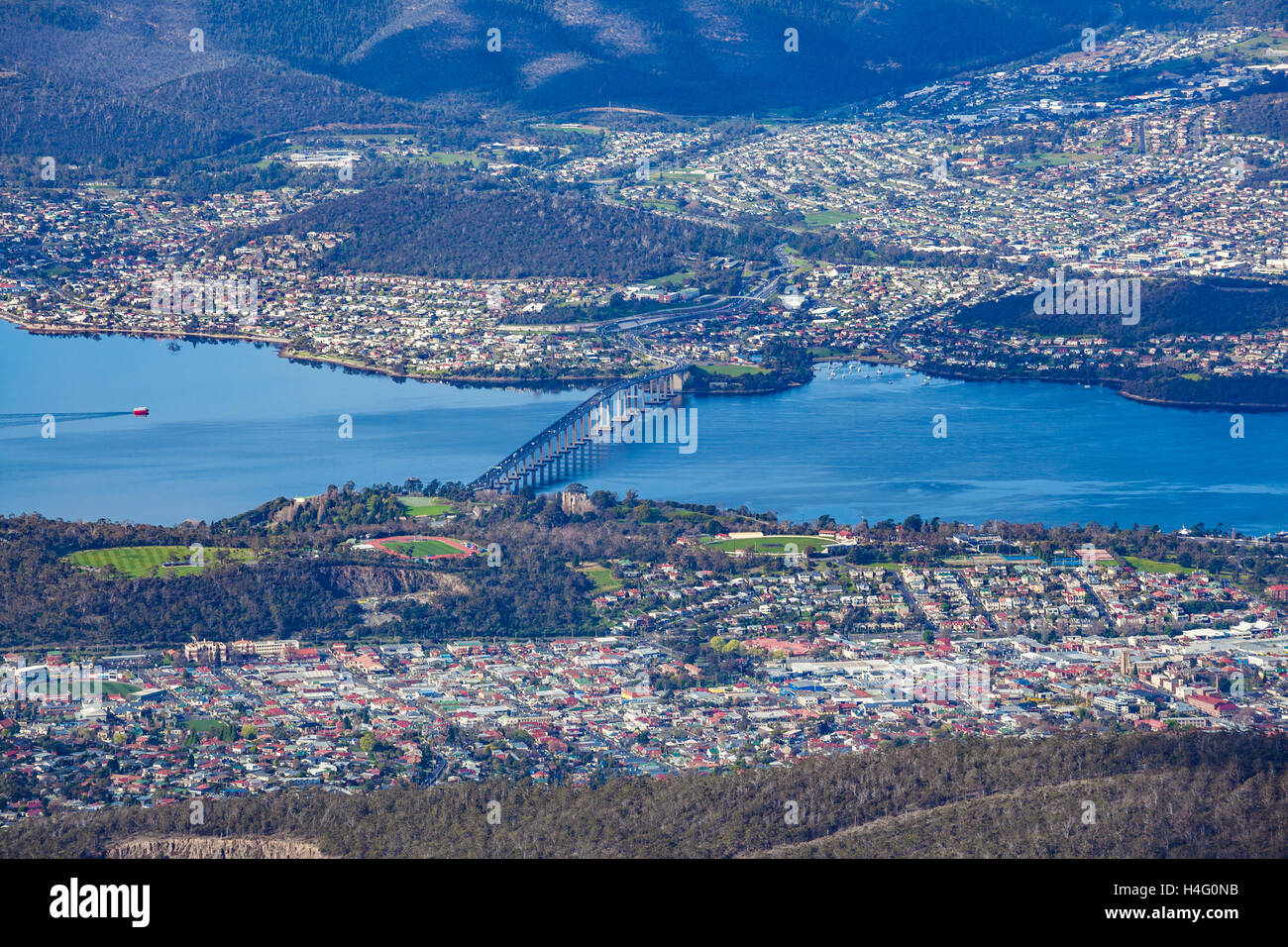 Vista aerea del ponte Tasman e Hobart, Tasmania, Australia Foto Stock