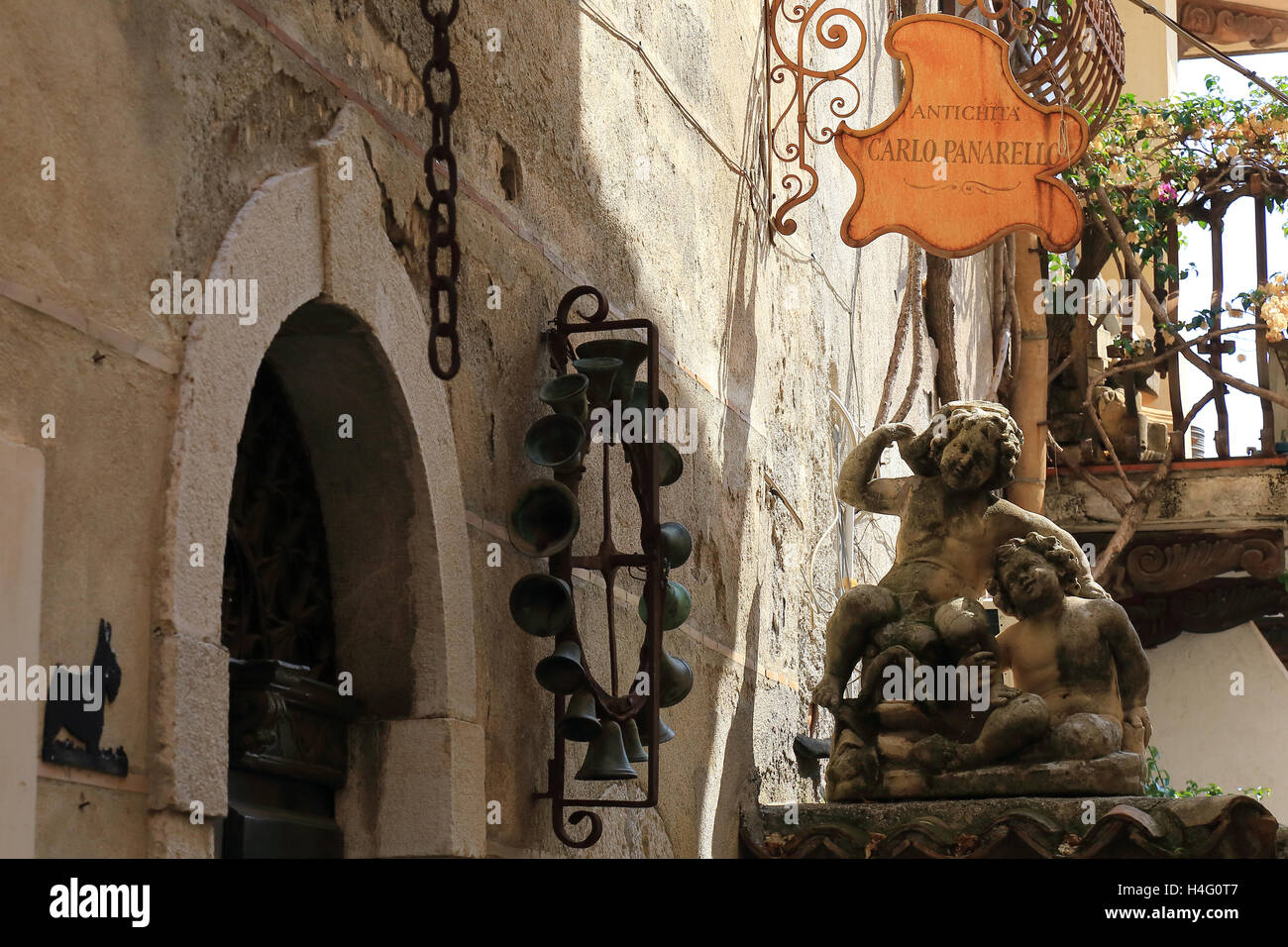 Negozio di antichità nella città di Taormina, Sicilia, Italia Foto Stock