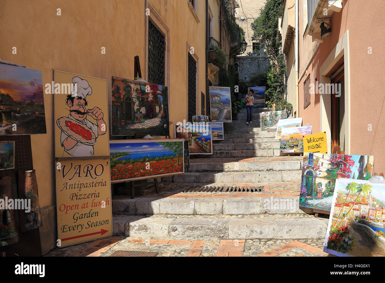 Street nella città di Taormina, Sicilia, Italia Foto Stock