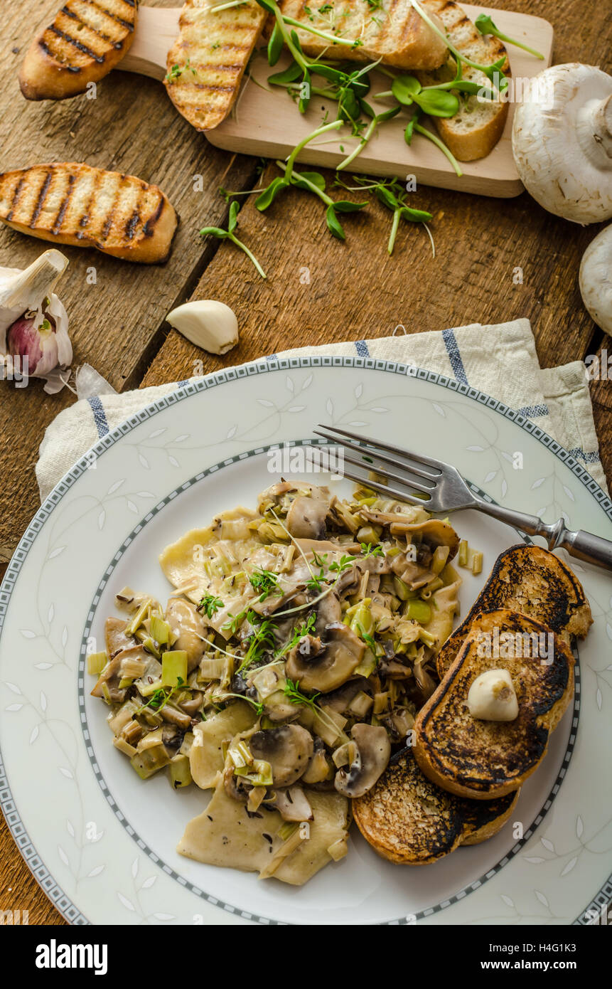 Testa a fungo, porri e il dragoncello Pasta, tutti gli organici, non chimica, mangiare pulito e aglio pane tostato Foto Stock