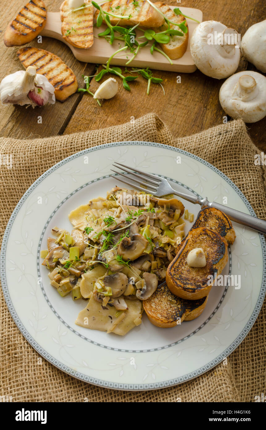 Testa a fungo, porri e il dragoncello Pasta, tutti gli organici, non chimica, mangiare pulito e aglio pane tostato Foto Stock