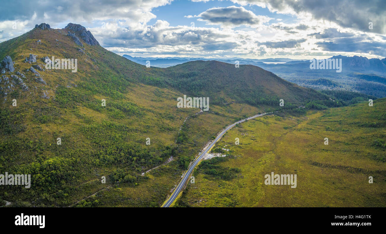 Antenna panorama di montagne e colline verdi lungo il fiume Gordon Road, Fiorentina, Tasmania, Australia Foto Stock