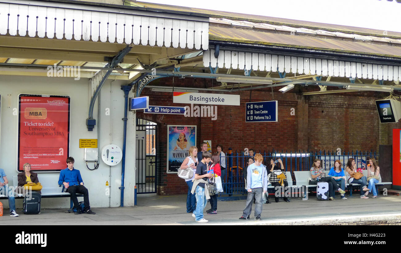 Una piattaforma a Basingstoke stazione ferroviaria in Hampshire, Inghilterra. Foto Stock