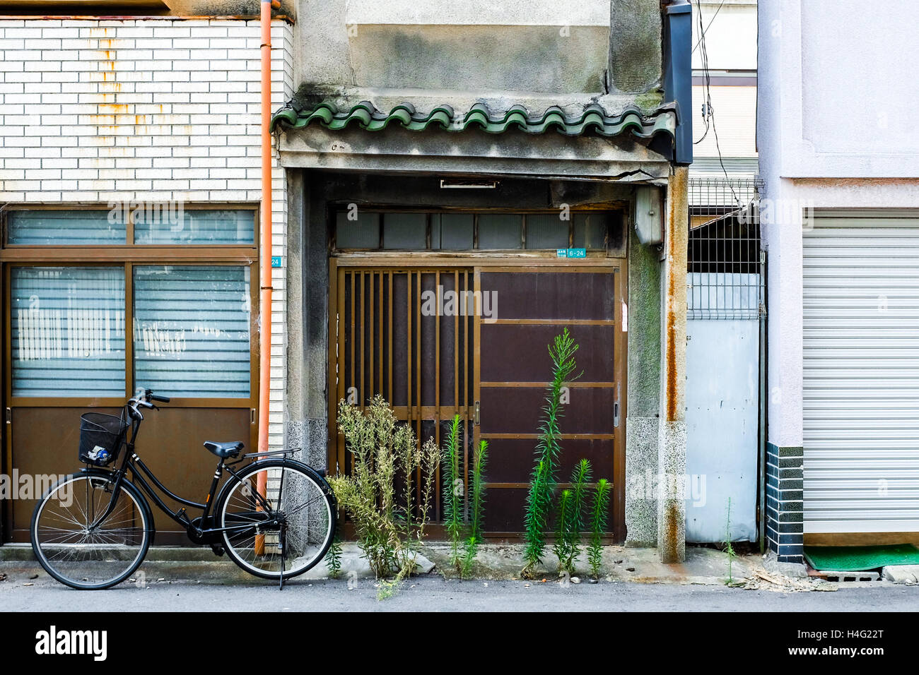 La parte esterna di una piccola casa vuota di Osaka in Giappone. Foto Stock