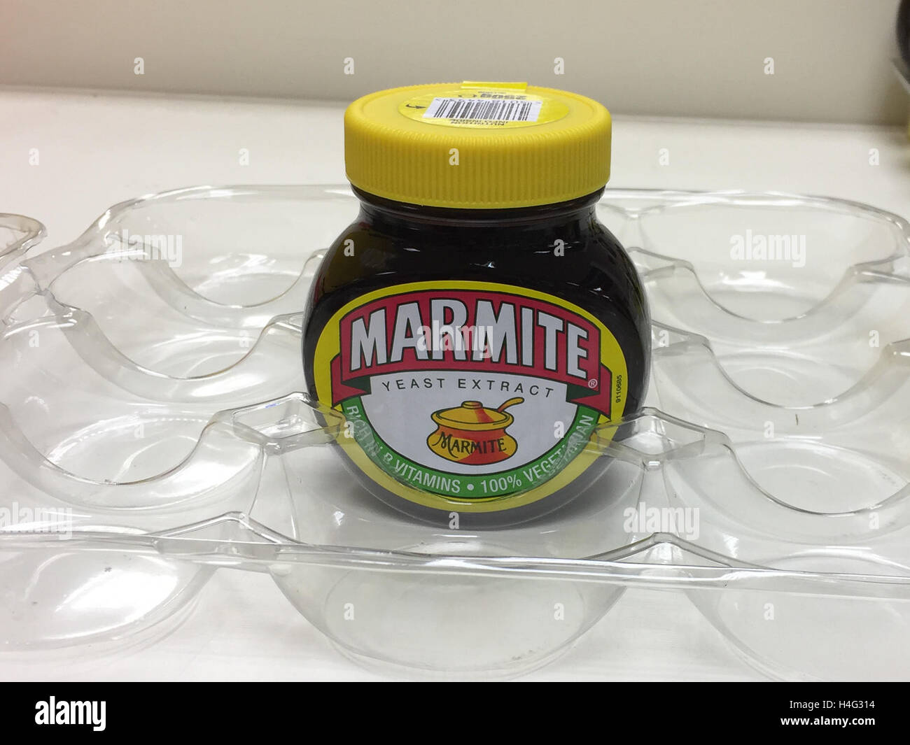 L'ultimo barattolo di marmite in vendita a Tesco a Cambridge dopo una controversia con Unilever. Foto Stock