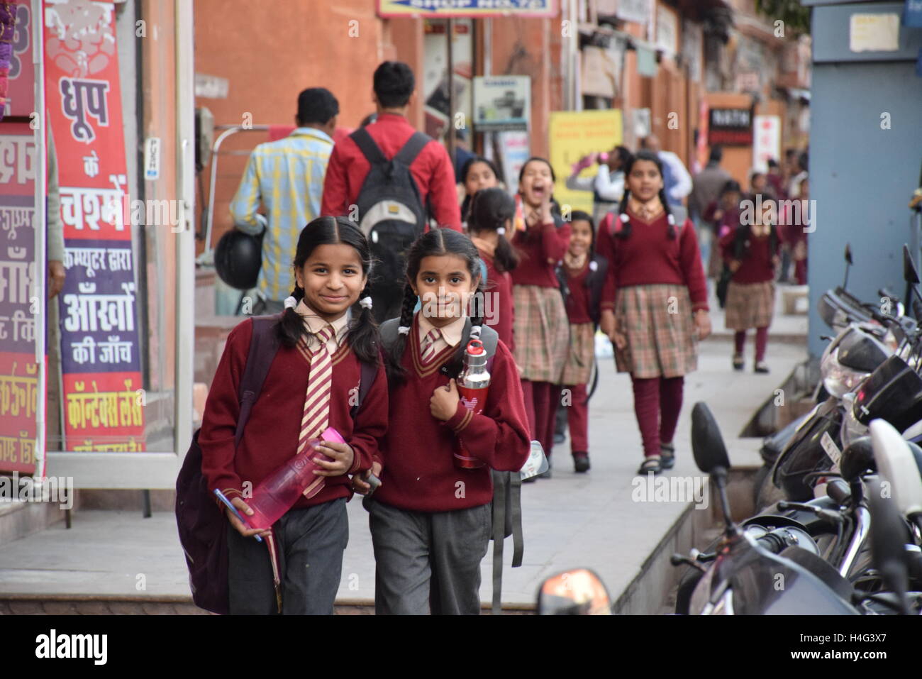 Indian i bambini che vanno a scuola a Jaipur, Rajasthan, India Foto Stock