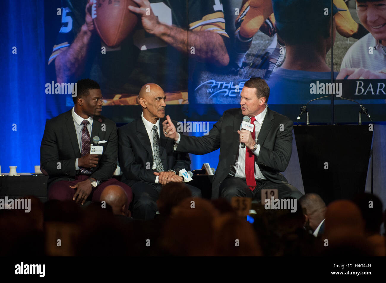 Benjamin Watson, Tony Dungy e Brent Jones presso la tavola rotonda durante il Bret Starr award. Foto Stock