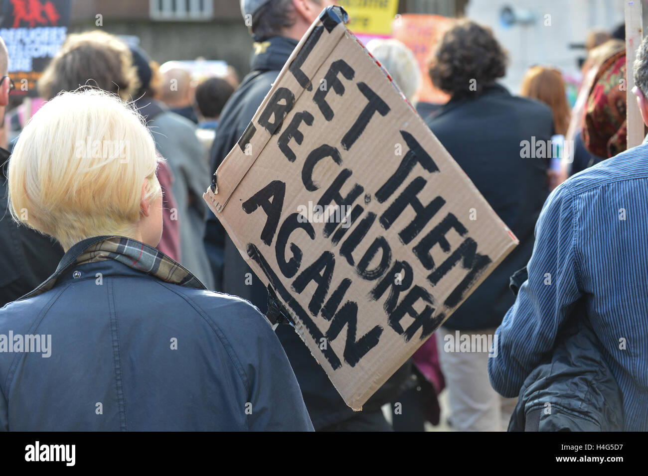 Westminster, Londra, Regno Unito. Il 15 ottobre 2016. I manifestanti a sostegno dei rifugiati di Calais nel rally di Westminster. © Matthew Chattle Foto Stock