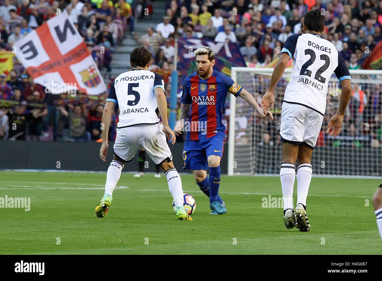 Camp Nou, Barcellona, Spagna. 15 ottobre, 2016. La Liga calcio. Barcellona contro il Deportivo. Lionel Messi prende su Mosquera del Deportivo Credito: Azione Sport Plus/Alamy Live News Foto Stock