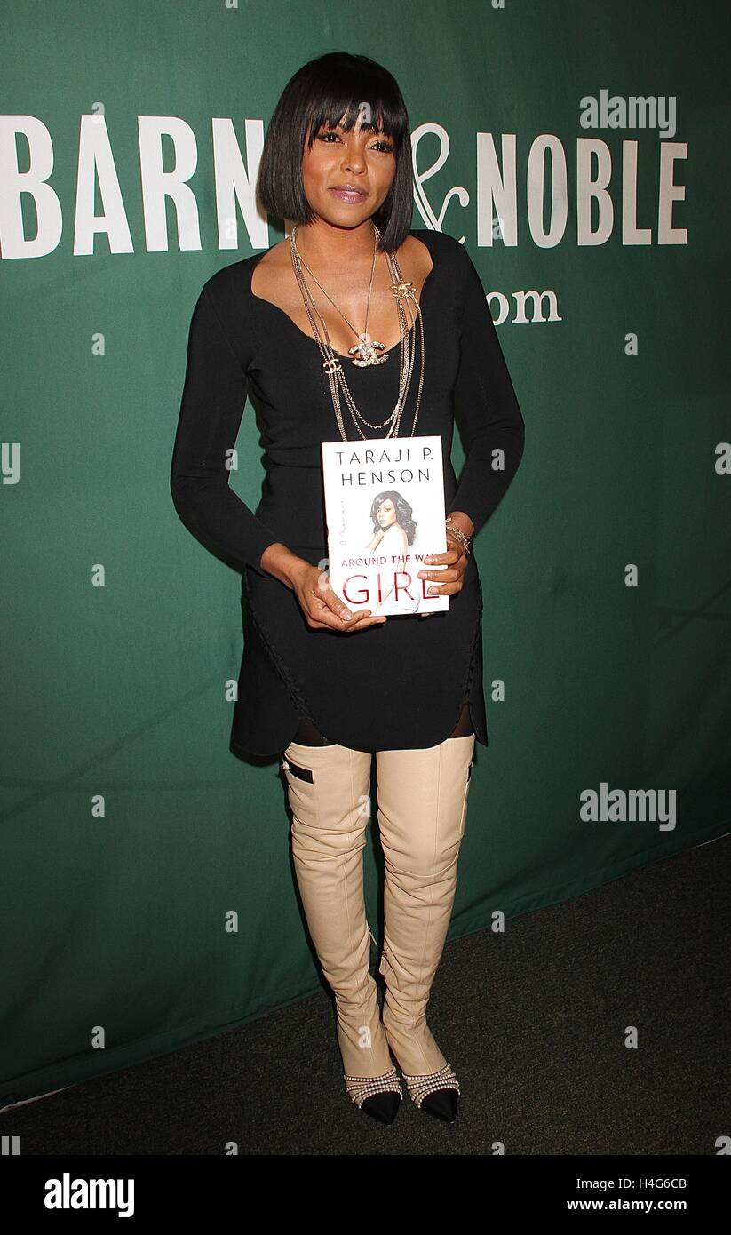 New York, NY, STATI UNITI D'AMERICA. 15 ottobre, 2016. Taraji P. Henson a un libro firma per il suo memoir 'intorno al modo Girl' per Barnes and Noble in New York New York il 15 ottobre 2016. Credito: Rainmaker foto/media/punzone Alamy Live News Foto Stock