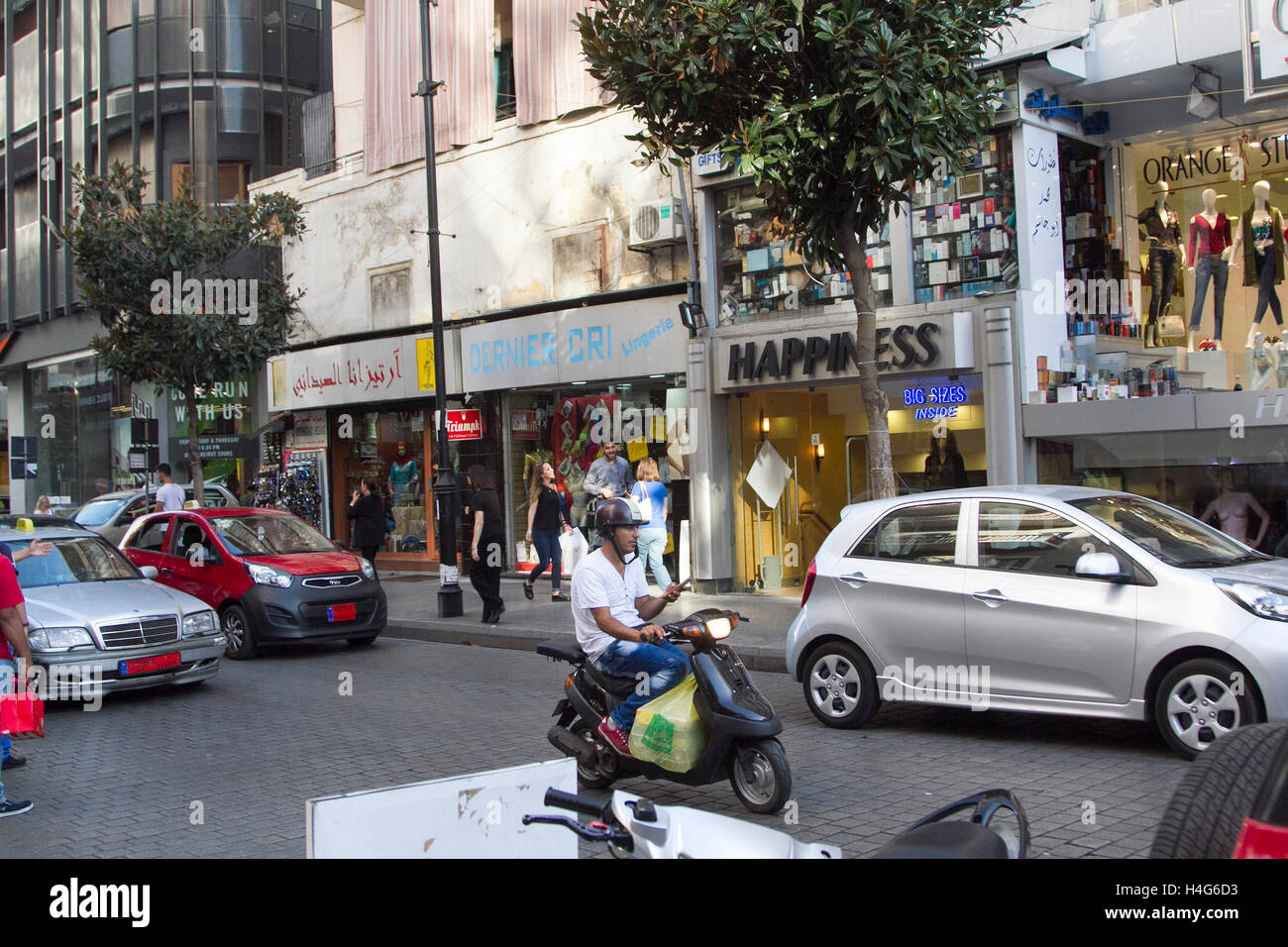 Beirut, Libano. 15 ottobre 2016. Beirut Hamra Street una volta rinomata come epicentro culturale di Beirut negli anni '1960, che si guadagnò la reputazione di luogo di incontro per gli intellettuali arabi e per coloro che si opponevano ai sistemi dittatoriali arabi che divennero la casa di giornalisti, politici e artisti libanesi e arabi è scomparsa. Mentre i modelli di consumo libanesi cominciavano a cambiare, invece di caffetterie destinate agli intellettuali, i fast-food prendevano il sopravvento, soddisfacendo le esigenze di un tenore di vita in diminuzione e di un ritmo di vita più veloce. Crediti: amer ghazzal/Alamy Live News Foto Stock