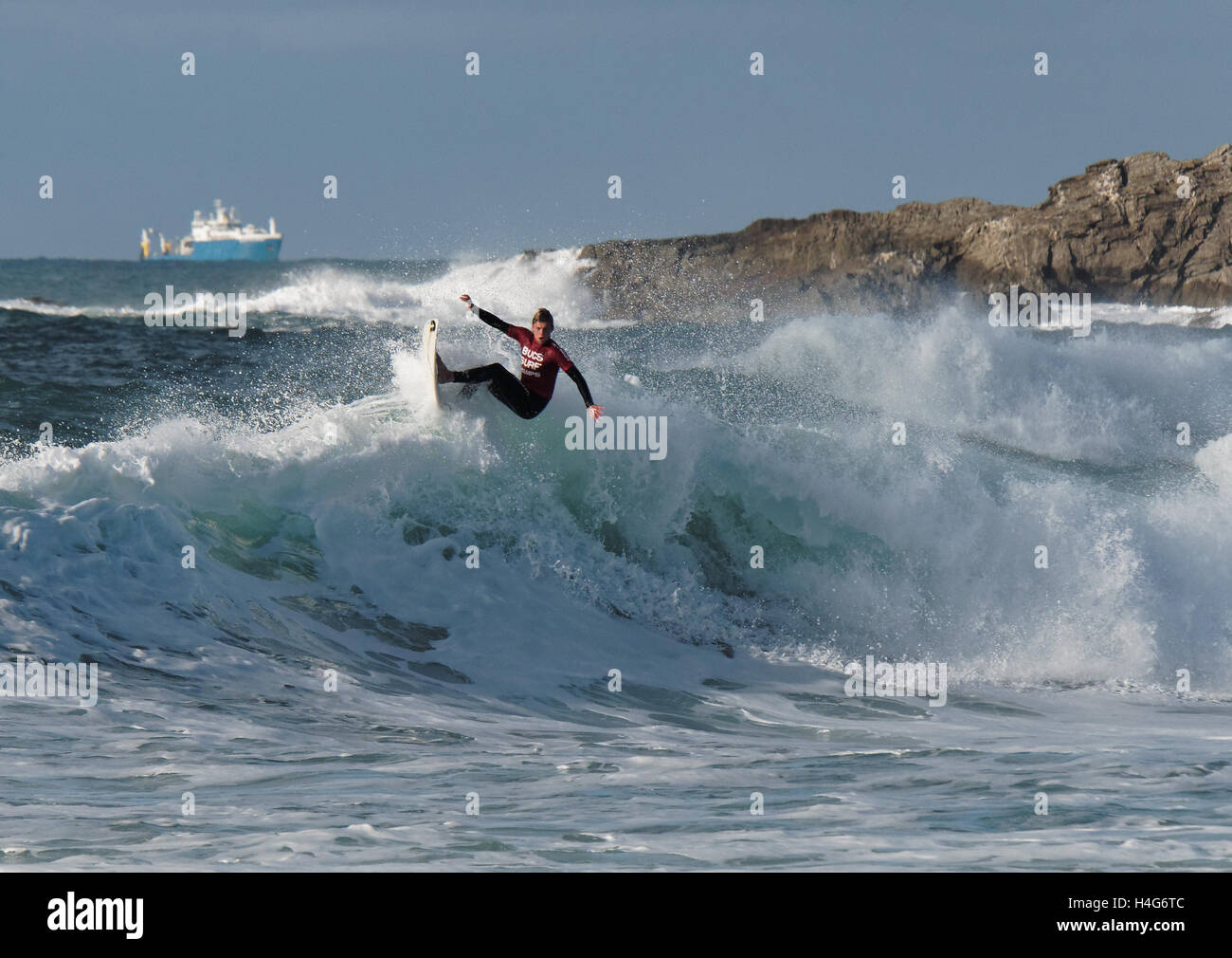 Studente surf concorrenti di competere in grandi onde soleggiato a Fistral Beach, Newquay Cornwall. Foto Stock