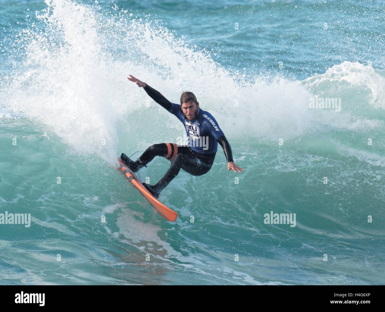 Studente surf concorrenti di competere in grandi onde soleggiato a Fistral Beach, Newquay Cornwall. Foto Stock