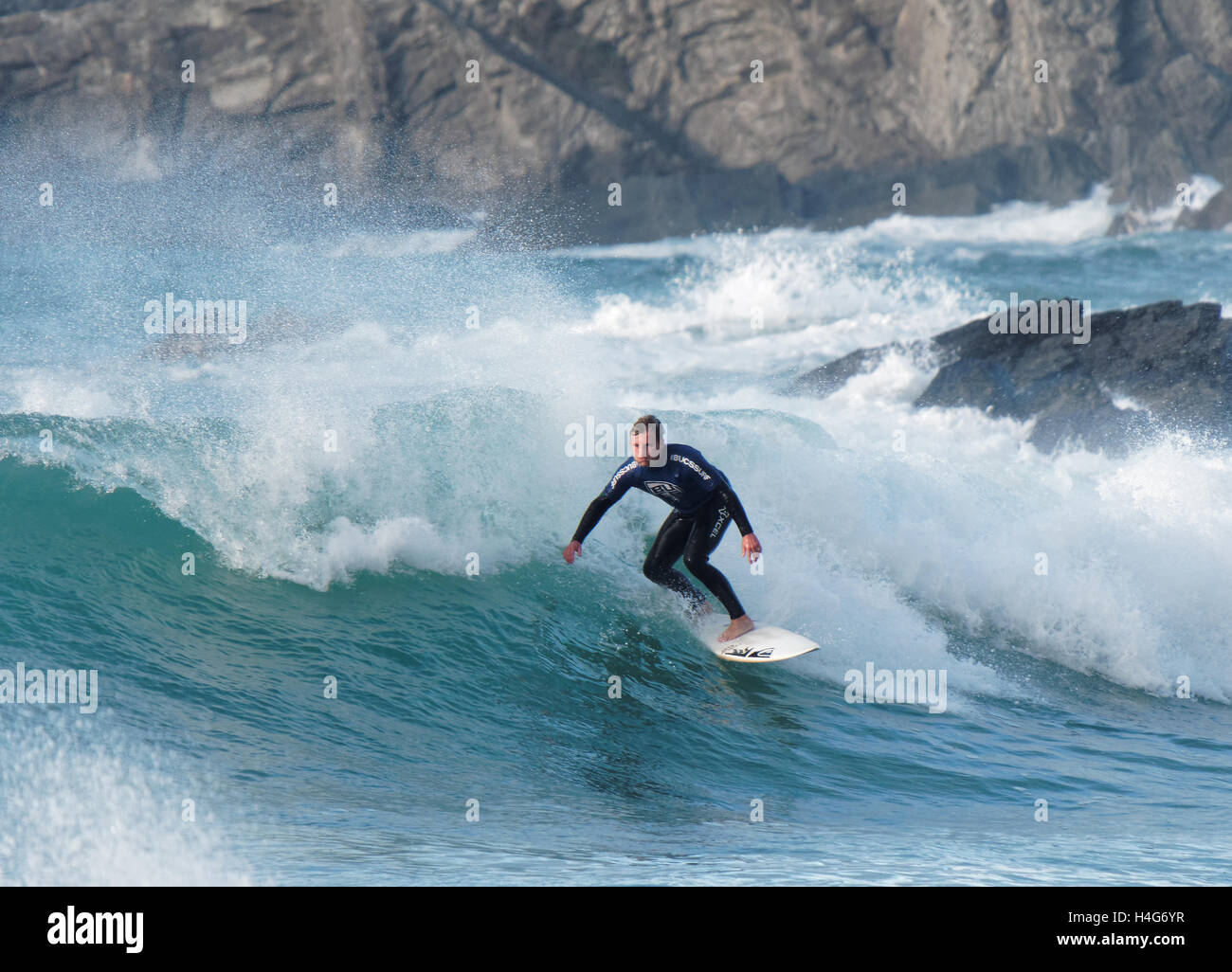 Studente surf concorrenti di competere in grandi onde soleggiato a Fistral Beach, Newquay Cornwall. Foto Stock