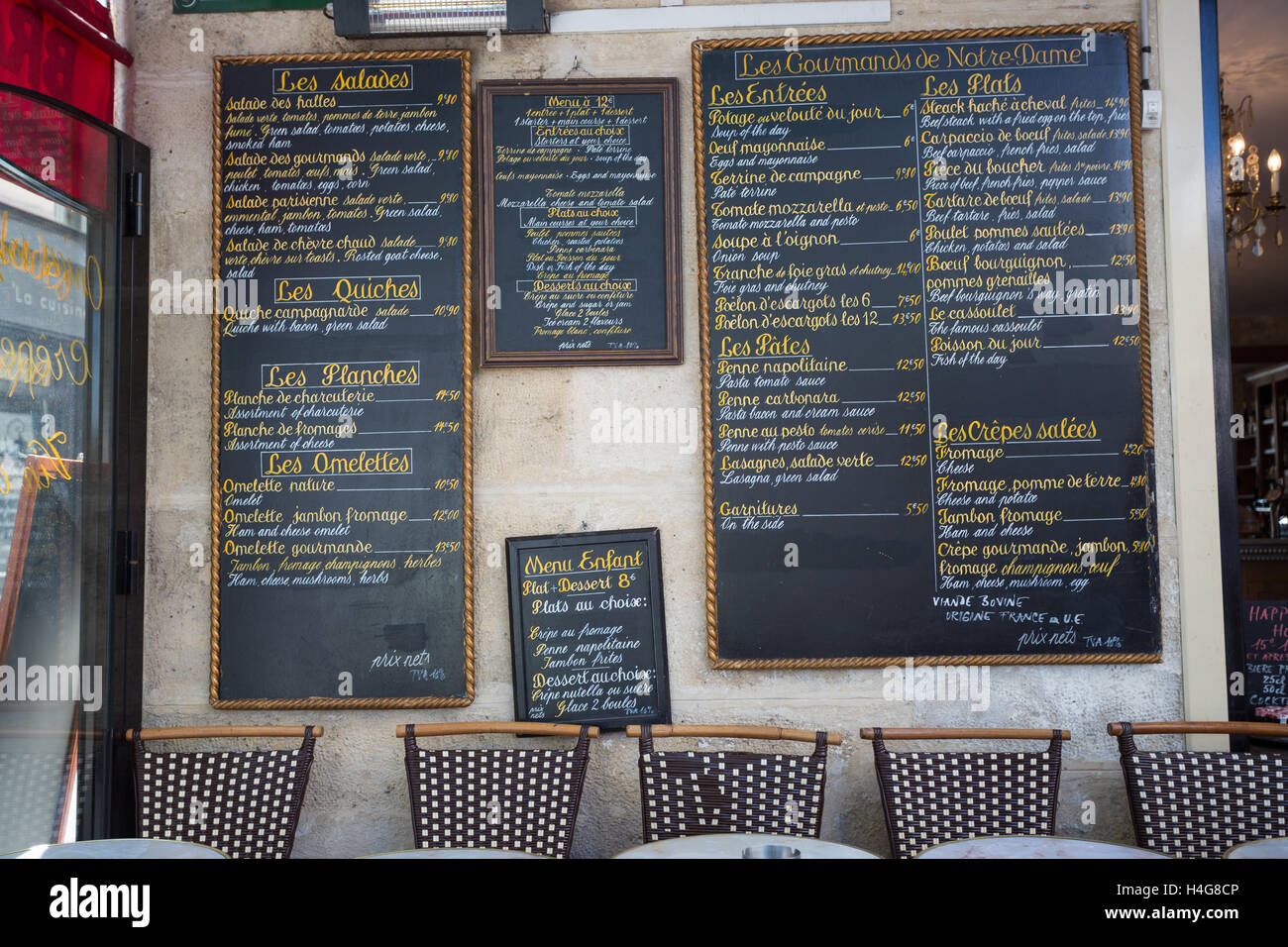 Parigi, Francia : 16 agosto 2016 - scheda Menu al di fuori di un ristorante francese e vicino alla cattedrale di Notre Dame Foto Stock