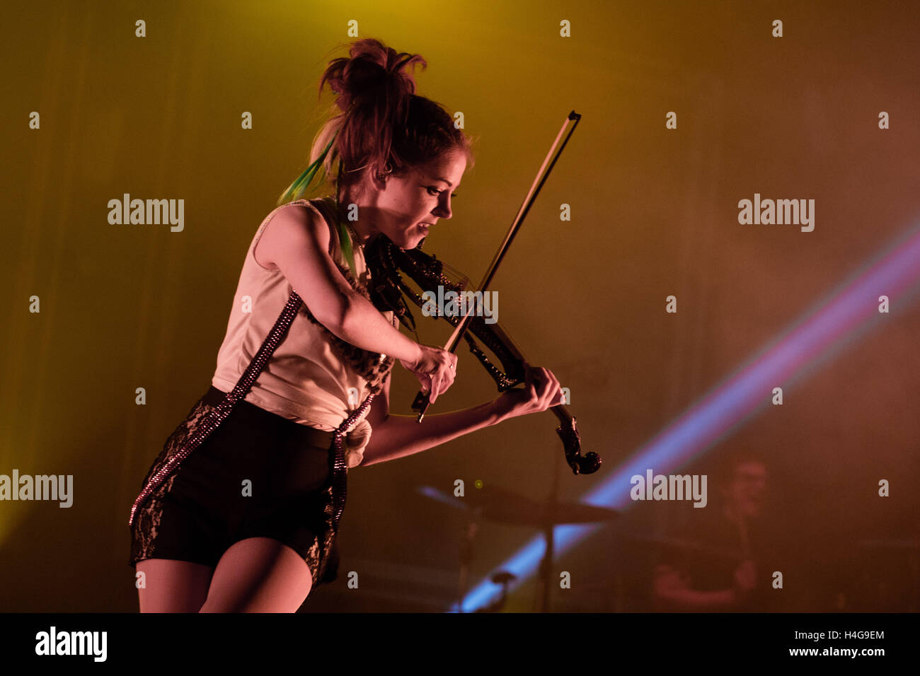 Milwaukee, Wisconsin, Stati Uniti d'America. Xiv oct, 2016. Musicista LINDSEY STIRLING suona dal vivo durante il coraggio tour presso il Riverside Theatre a Milwaukee nel Wisconsin © Daniel DeSlover/ZUMA filo/Alamy Live News Foto Stock