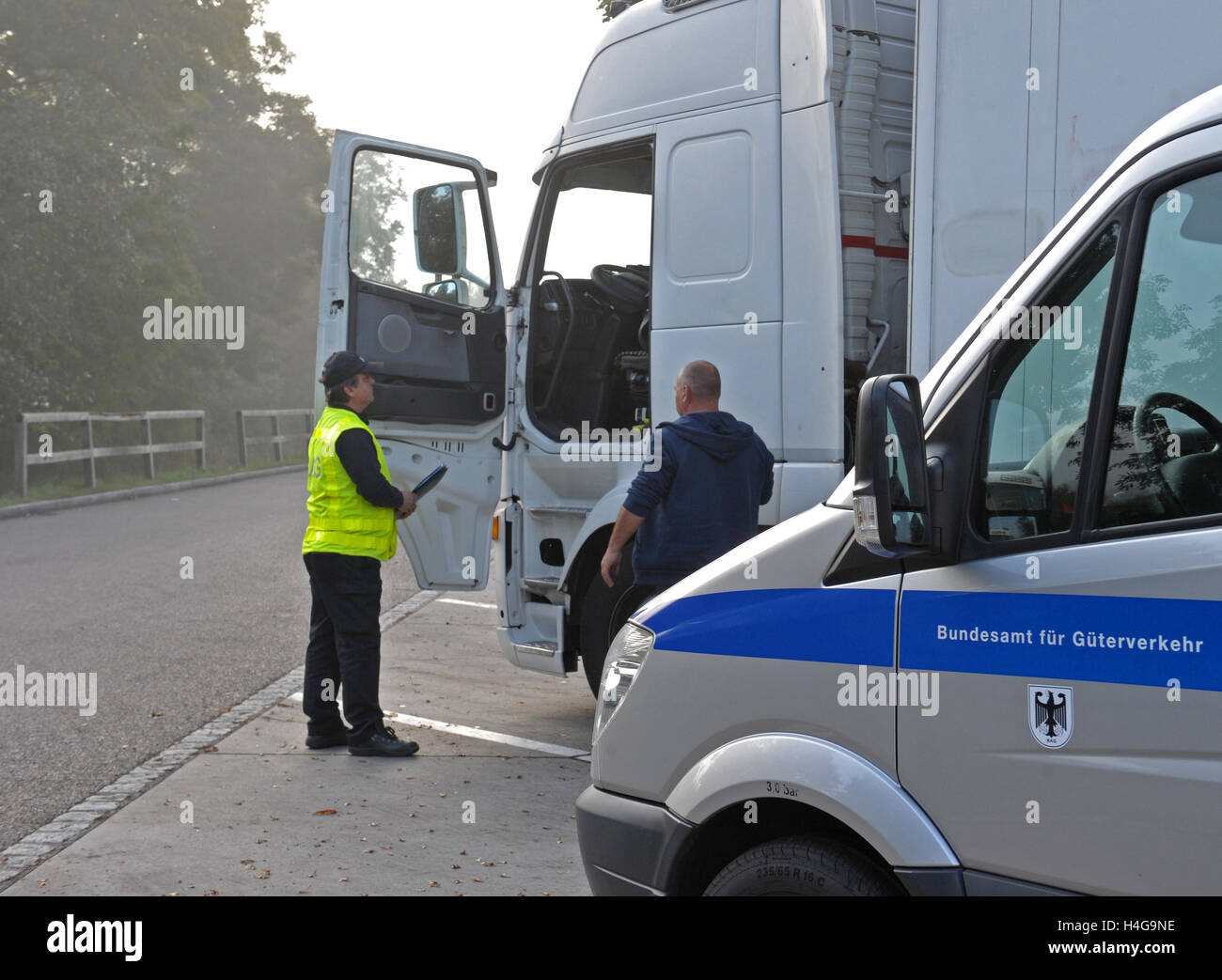 Leipheim, Germania. Xii oct, 2016. Norbert Illgen ispeziona un carrello in Leipheim, Germania, 12 ottobre 2016. L Ufficio federale per il trasporto merci osserva la tecnologia e tempi di percorrenza di veicoli pesanti sulle autostrade. Foto: STEFAN PUCHNER/dpa/Alamy Live News Foto Stock