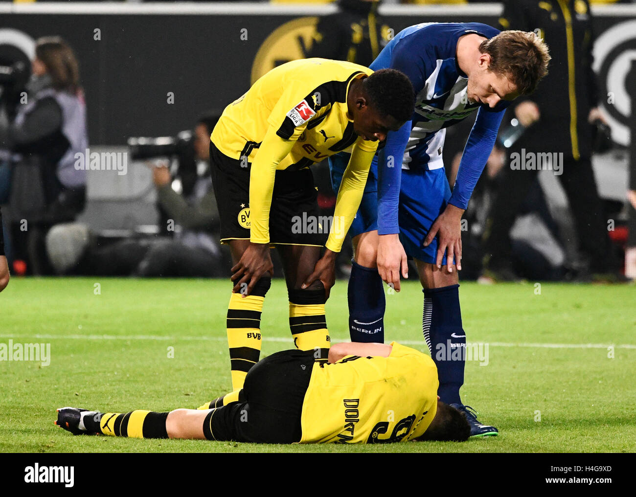 Signal Iduna Arena Dortmund, Germania 14.10.2016, 1° calcio stagione Bundesliga 2016/2017 giornata 7, Borussia Dortmund (BVB) vs. Hertha BSC --- - Ousmane Dembele (BVB) e Niklas Stark (Hertha) vegli su Emre Mor (BVB) Credito: kolvenbach/Alamy Live News Foto Stock