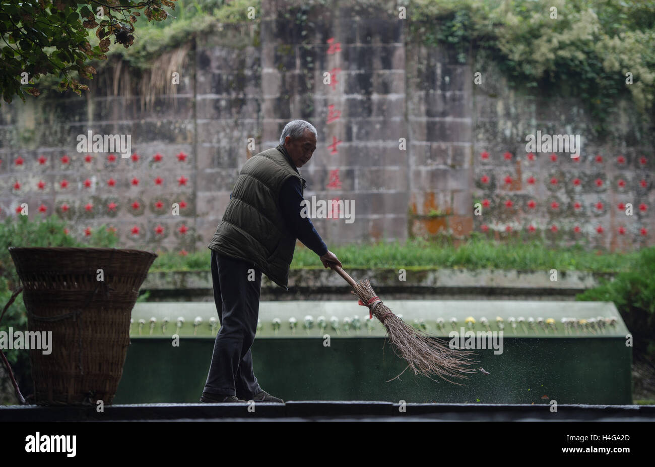 (161016) -- TONGJIANG, Ottobre 16, 2016 (Xinhua) -- abitante Wang Jian"pista pulisce il pavimento in corrispondenza dell'Armata Rossa martire il cimitero del Sichuan e Shaanxi rivoluzionaria a base Wangping villaggio di Tongjiang Contea, a sud-ovest della Cina di provincia di Sichuan su Ott. 15, 2016. La gente è venuto a visitare per commemorare l'ottantesimo anniversario della fine dell'Armata Rossa la lunga di marzo. Da ottobre 1934 a ottobre 1936, l'esercito rosso, il Forerunner dell Esercito di Liberazione del Popolo (PLA), effettuata una audace manovra militare che ha gettato le basi per la eventuale vittoria del Partito Comunista della Cina (CPC). (Xinhua/Jiang Foto Stock