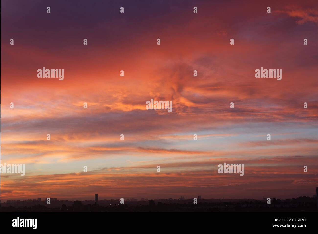 Rosso di stordimento pastori avvertenza cielo di Glasgow come il sole che sorge Foto Stock