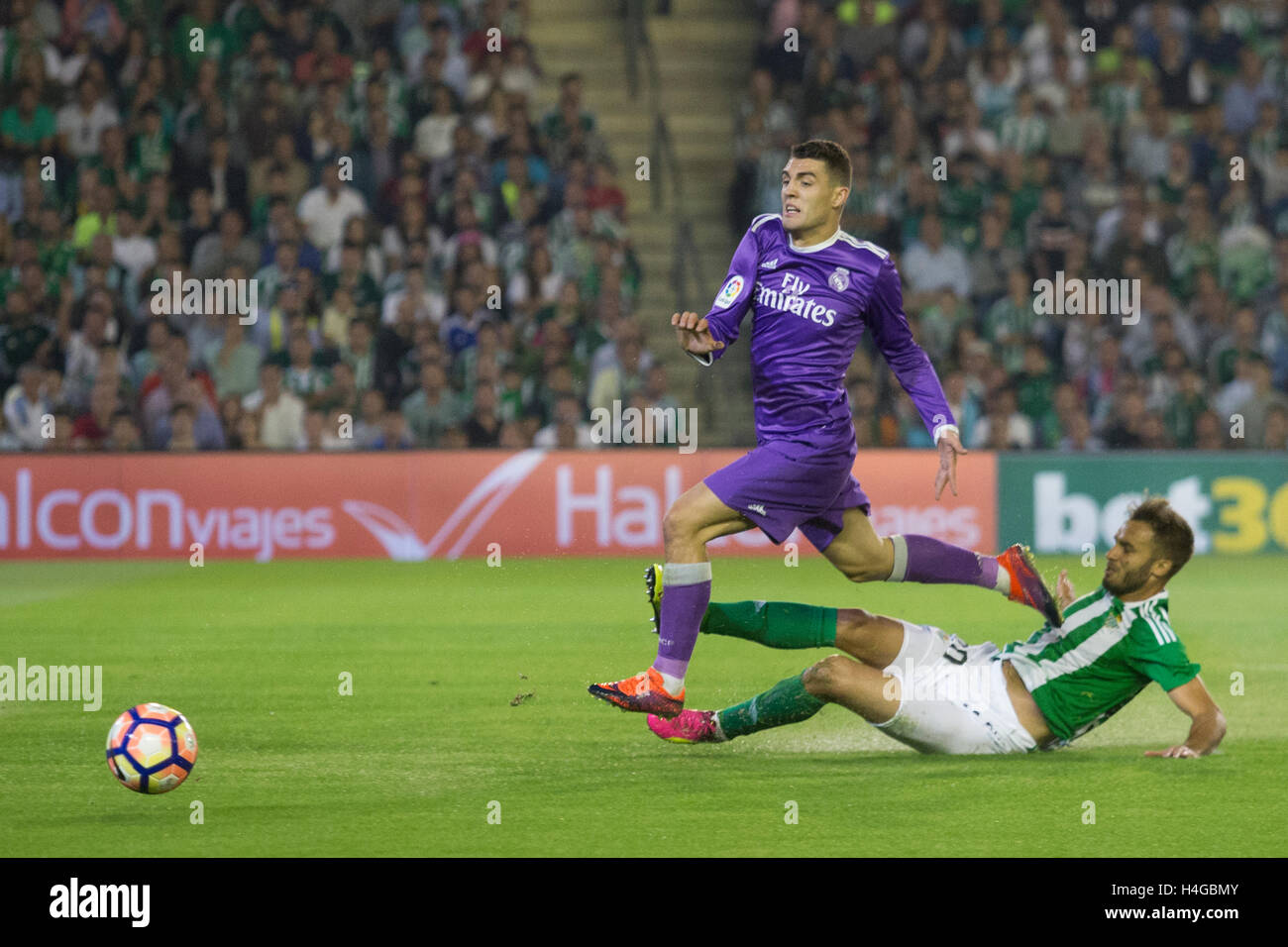 Siviglia, Spagna. 15 ottobre, 2016. Kovacic durante il match tra il Real Betis B. vs Real Madrid come parte di La Liga al Estadio Benito Villamarin il 15 ottobre 2016 a Siviglia Foto di Ismael Molina/ Foto Media Express/Alamy Live News Foto Stock