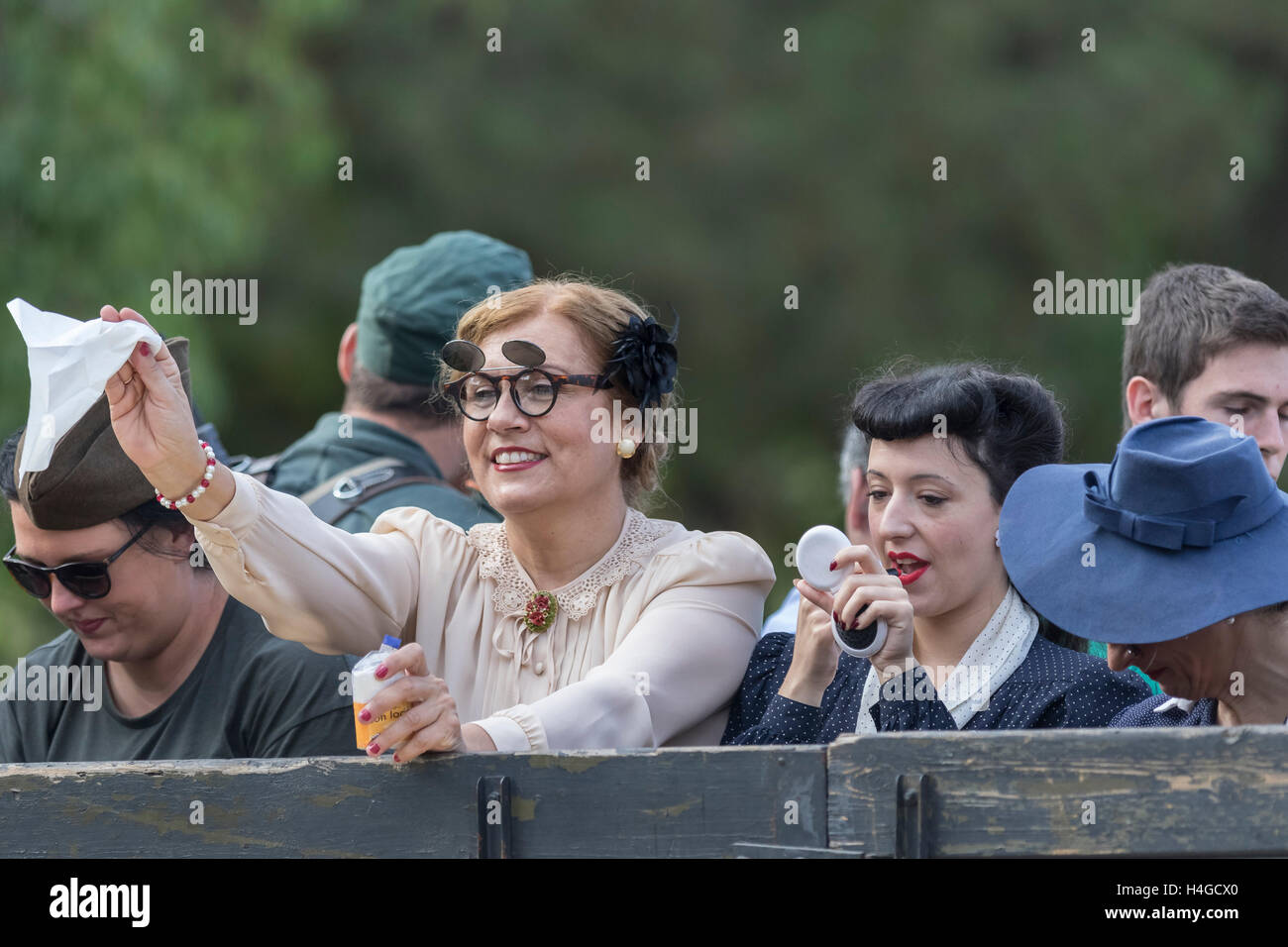Murcia, Spagna. 16 ottobre, 2016. L'Associazione Belix Códex riconquista della città di Murcia per una storica rievocazione militare dei grandi conflitti militari che ha colpito il mondo nel secolo scorso, evidenziando la prima e la seconda guerra mondiale . Credito: ABEL F. ROS/Alamy Live News Foto Stock