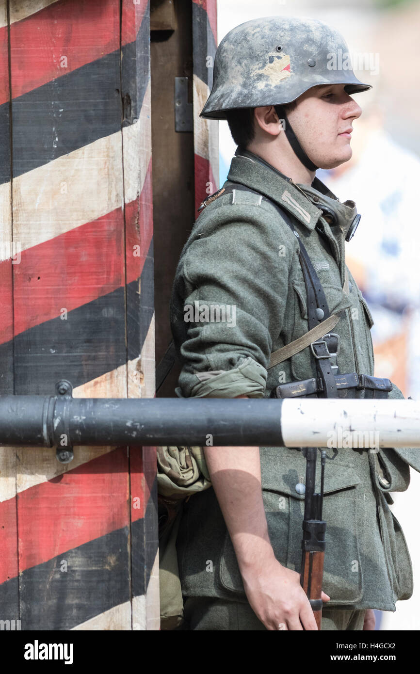 Murcia, Spagna. 16 ottobre, 2016. L'Associazione Belix Códex riconquista della città di Murcia per una storica rievocazione militare dei grandi conflitti militari che ha colpito il mondo nel secolo scorso, evidenziando la prima e la seconda guerra mondiale . Credito: ABEL F. ROS/Alamy Live News Foto Stock