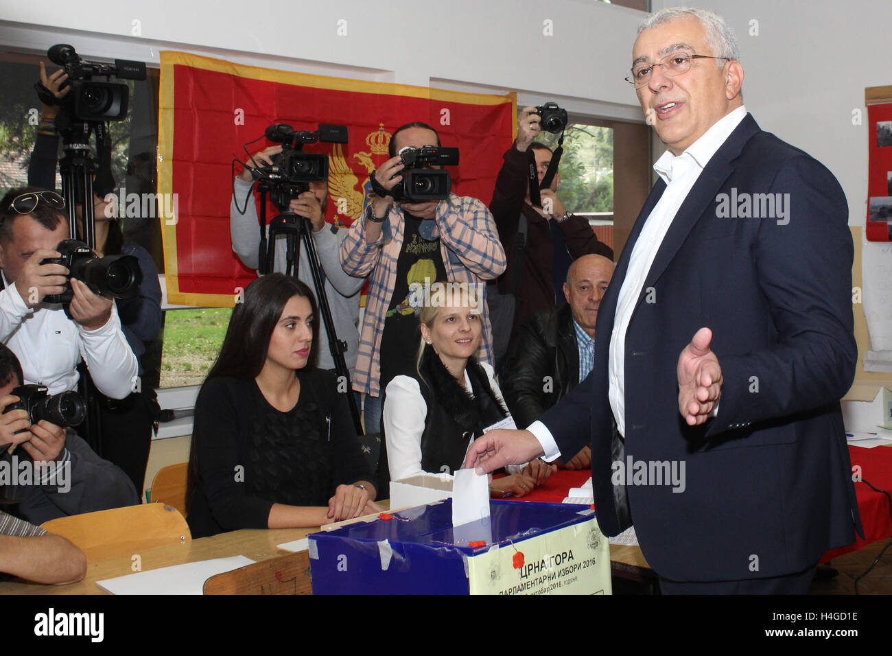 Podgorica, Montenegro. Xvi oct, 2016. Andrija Mandic, leader della principale coalizione di opposizione Fronte Democratico (DF), getta il suo voto in corrispondenza di una stazione di polling in Podgorica, Montenegro, su 16 Ottobre 2016. Del Montenegro elezione parlamentare ha dato dei calci a fuori la domenica per formare il nuovo governo e decidere il futuro del paese di appartenenza nell'Organizzazione del Trattato del Nord Atlantico (NATO) e l'Unione europea (UE). Credito: Nemanja Cabric/Xinhua/Alamy Live News Foto Stock