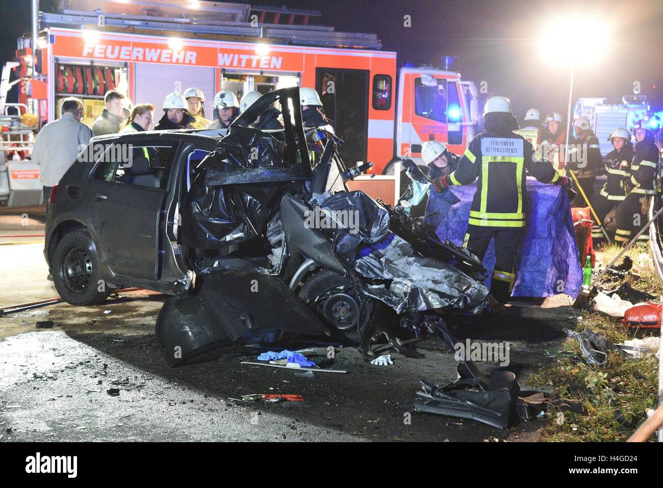 Witten, Germania. Xvi oct, 2016. I vigili del fuoco e poliziotti stand presso il sito di un incidente sulla autostrada A43 in cui tre persone sono morte a causa di un errato-modo conducente vicino a Witten, Germania, 16 ottobre 2016. Due vetture, di cui uno è stato la guida nella direzione sbagliata, aveva scontrato sulla autostrada A43 di domenica notte. Il 36-anno-vecchio conducente di un auto e il 28-anno-vecchio conducente e il suo 24-anno-vecchio co-driver di un'altra auto deceduto nell'incidente. Foto: KDF/STEPHAN WITTE/dpa/Alamy Live News Foto Stock