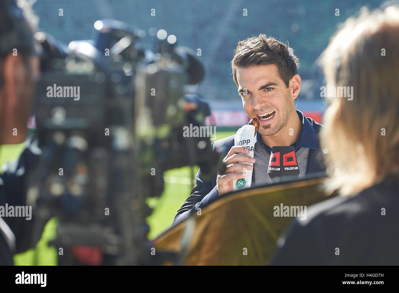 San Gallo, Svizzera. Il 16 ottobre 2016. Il presentatore TV scherzando prima di Raiffeisen Super League FC SAN GALLO vs FC Vaduz. Credito: Rolf Simeone/bildgebend.ch/Alamy Live News Foto Stock