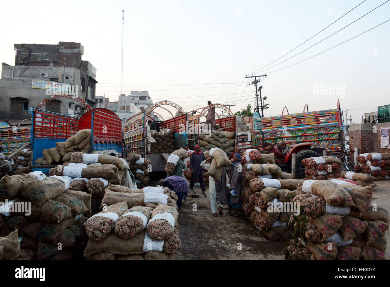 (161016) -- di Lahore (Pakistan), 16 ottobre 2016 (Xinhua) -- venditori Pakistani trasportare sacchi di patate ad un mercato di frutta e verdura sulla Giornata mondiale dell'alimentazione in Pakistan orientale di Lahore, su 16 Ottobre 2016. La Giornata Mondiale dell'alimentazione, che cade su 16 Ottobre è una opportunità per aumentare la consapevolezza circa la sottonutrizione e incoraggiare le società e di tutti gli attori per porre fine alla fame. (Xinhua/Sajjad) (lr) Foto Stock