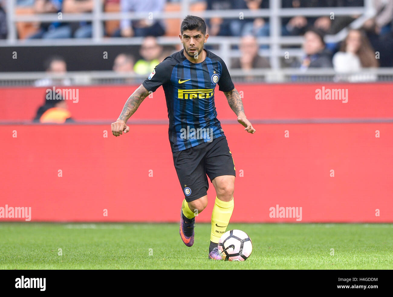 Milano, 16 ottobre 2016: Mai Banega di FC Internazionale in azione durante la serie di una partita di calcio tra FC Internazionale e Cagliari Calcio. Credito: Nicolò Campo/Alamy Live News Foto Stock