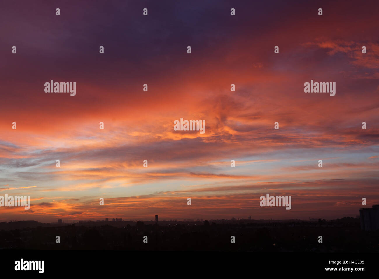Rosso di stordimento pastori avvertenza cielo di Glasgow come il sole che sorge Foto Stock