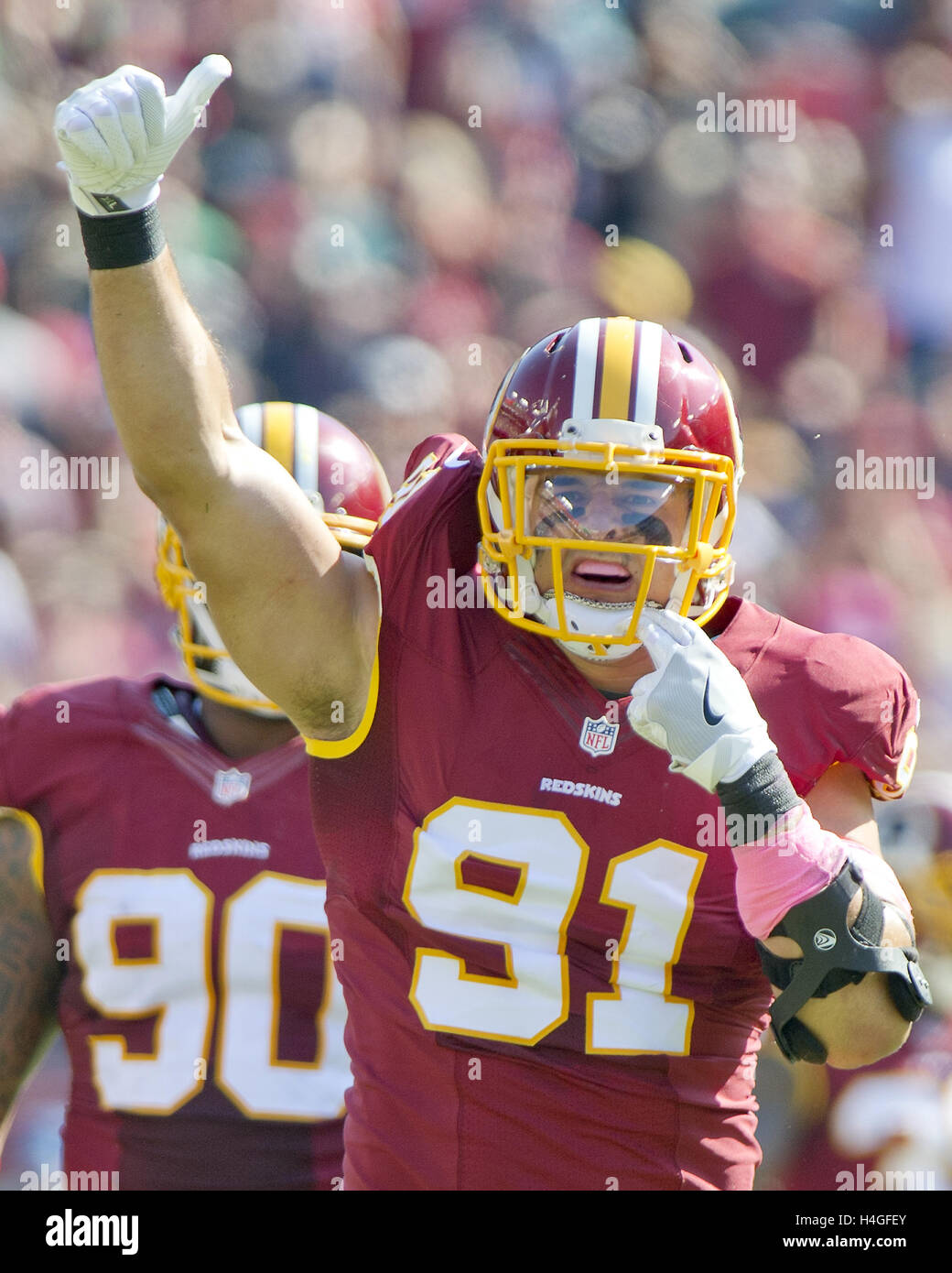 Landover, Maryland, Stati Uniti d'America. Xvi oct, 2016. Washington Redskins fuori linebacker Ryan Kerrigan (91) celebra un primo trimestre sacco contro Philadelphia Eagles quarterback Carson Wentz (11) in campo FedEx in Landover, Maryland il Domenica, 16 ottobre 2016.Credit: Ron Sachs/CNP © Ron Sachs/CNP/ZUMA filo/Alamy Live News Foto Stock