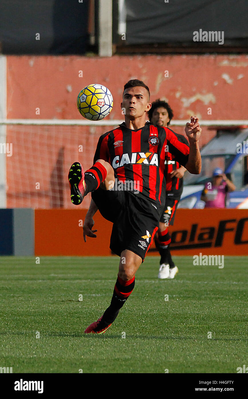 Curitiba, Brasile. Xvi oct, 2016. Lucas Fernandes Atletico PR. Atletico PR e Coritiba (Atletiba) match validi per 31 round del campionato, tenutasi in stadio Durival Britto a Curitiba. Credito: Guilherme Artigas/FotoArena/Alamy Live News Foto Stock