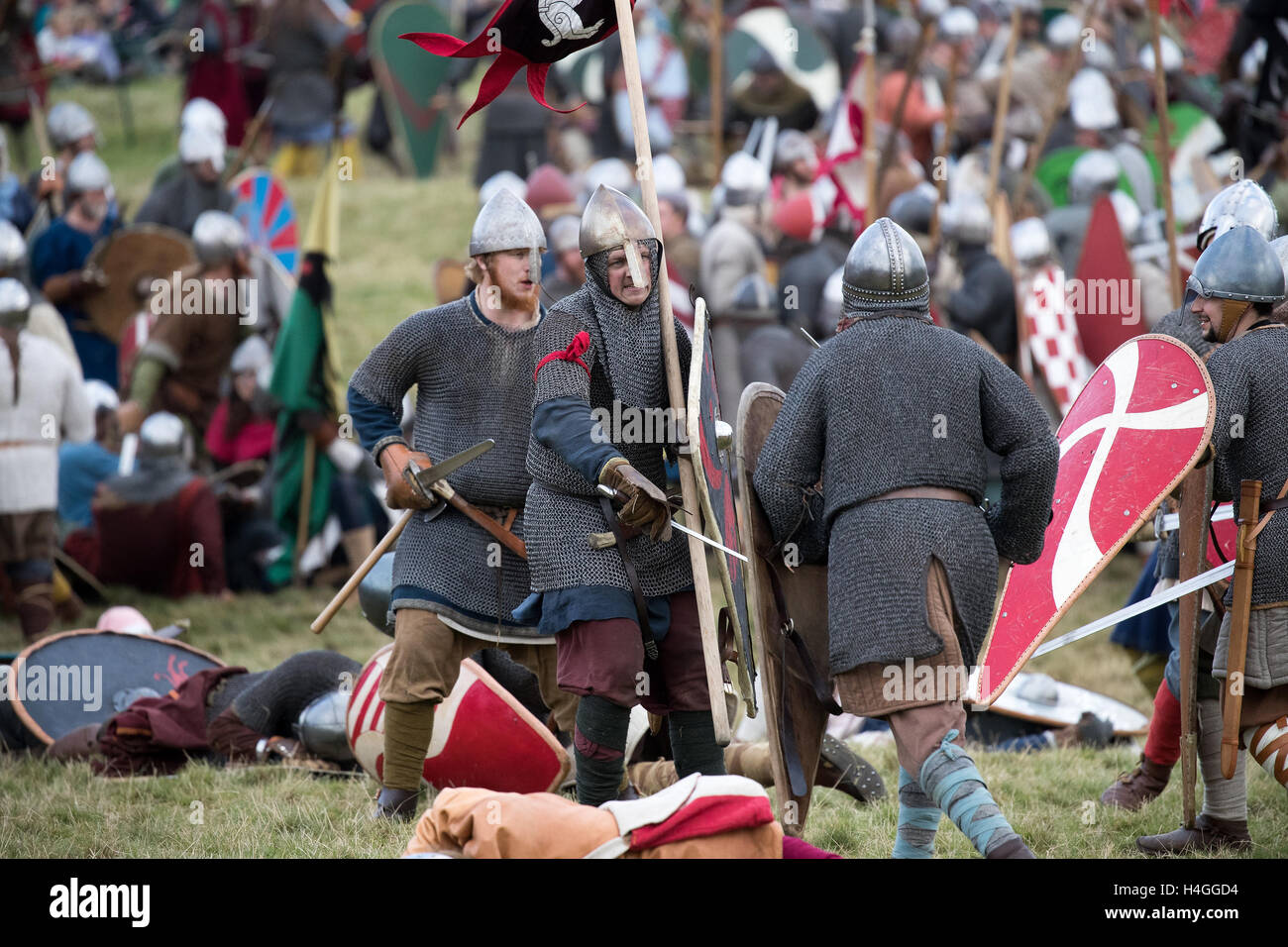 Battle, Regno Unito. Xvi oct, 2016. Il giorno finale della 950th anniversario rievocazione all Abbazia di Battle, East Sussex, ampiamente accettato come il sito di uno degli eventi più famosi nella storia britannica, è la messa a fuoco per un fine settimana di eventi. La battaglia tra Guglielmo di Normandia e anglosassone di Re Harold II, si è conclusa con la morte di quest'ultimo. Credito: Jason Richardson / Alamy Live News Foto Stock