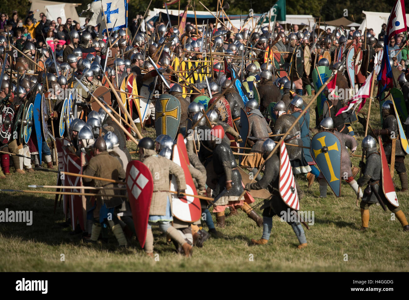 Battle, Regno Unito. Xvi oct, 2016. Il giorno finale della 950th anniversario rievocazione all Abbazia di Battle, East Sussex, ampiamente accettato come il sito di uno degli eventi più famosi nella storia britannica, è la messa a fuoco per un fine settimana di eventi. La battaglia tra Guglielmo di Normandia e anglosassone di Re Harold II, si è conclusa con la morte di quest'ultimo. Credito: Jason Richardson / Alamy Live News Foto Stock