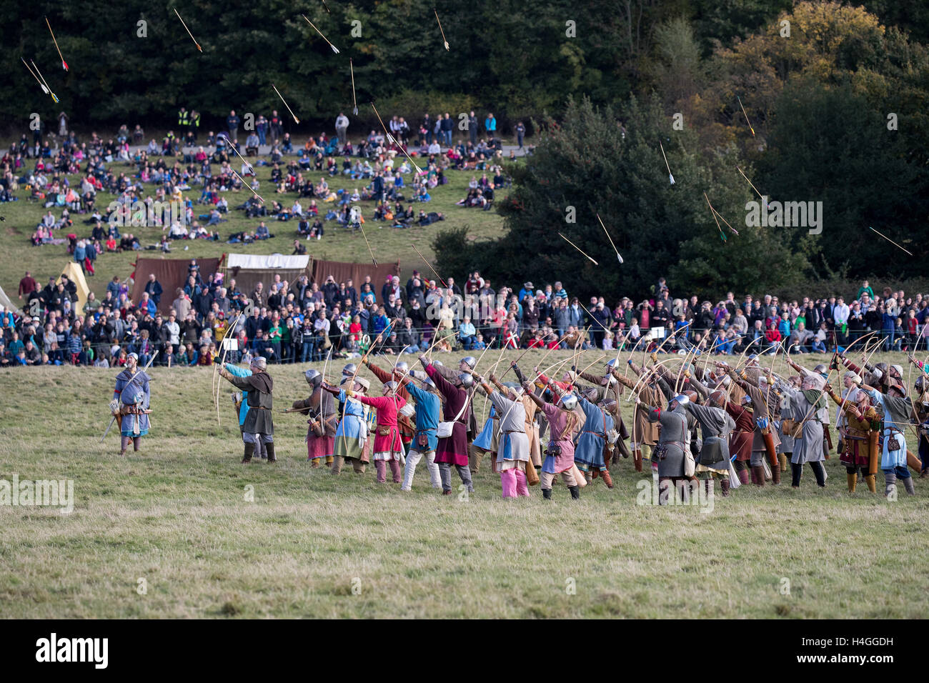 Battle, Regno Unito. Xvi oct, 2016. Il giorno finale della 950th anniversario rievocazione all Abbazia di Battle, East Sussex, ampiamente accettato come il sito di uno degli eventi più famosi nella storia britannica, è la messa a fuoco per un fine settimana di eventi. La battaglia tra Guglielmo di Normandia e anglosassone di Re Harold II, si è conclusa con la morte di quest'ultimo. Credito: Jason Richardson / Alamy Live News Foto Stock