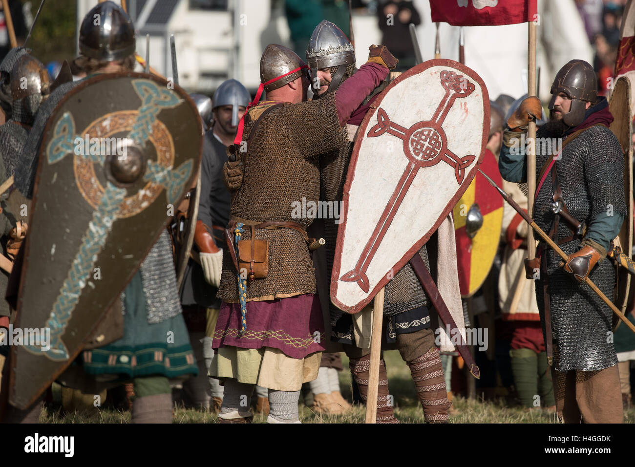 Battle, Regno Unito. Xvi oct, 2016. Il giorno finale della 950th anniversario rievocazione all Abbazia di Battle, East Sussex, ampiamente accettato come il sito di uno degli eventi più famosi nella storia britannica, è la messa a fuoco per un fine settimana di eventi. La battaglia tra Guglielmo di Normandia e anglosassone di Re Harold II, si è conclusa con la morte di quest'ultimo. Credito: Jason Richardson / Alamy Live News Foto Stock