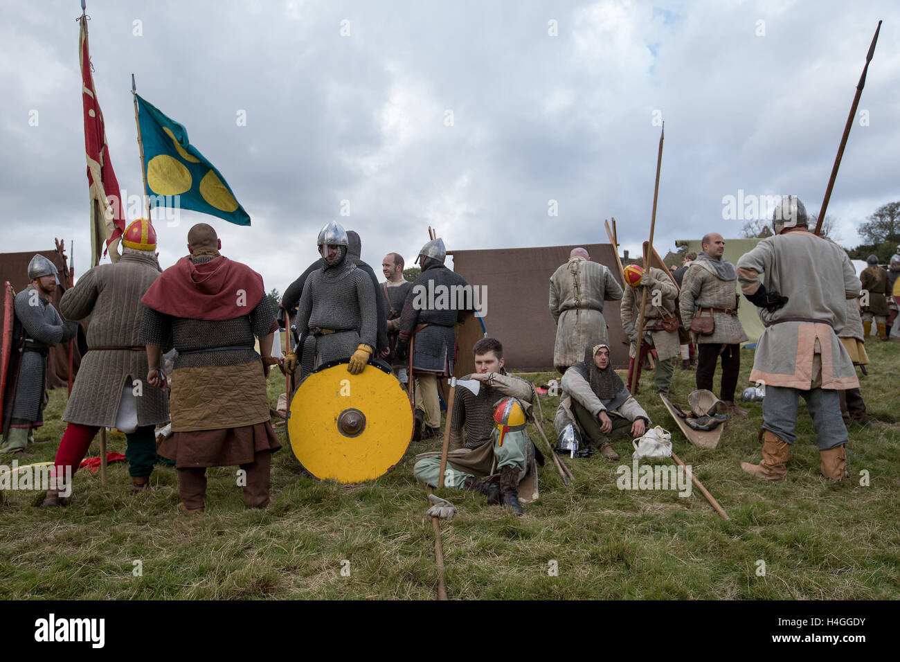 Battle, Regno Unito. Xvi oct, 2016. Il giorno finale della 950th anniversario rievocazione all Abbazia di Battle, East Sussex, ampiamente accettato come il sito di uno degli eventi più famosi nella storia britannica, è la messa a fuoco per un fine settimana di eventi. La battaglia tra Guglielmo di Normandia e anglosassone di Re Harold II, si è conclusa con la morte di quest'ultimo. Credito: Jason Richardson / Alamy Live News Foto Stock