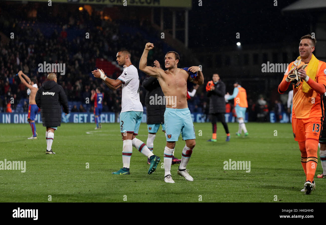 West Ham United Mark Noble, Winston Reid e Adrian celebra la vittoria durante il match di Premier League a Selhurst Park, Londra. Foto Stock