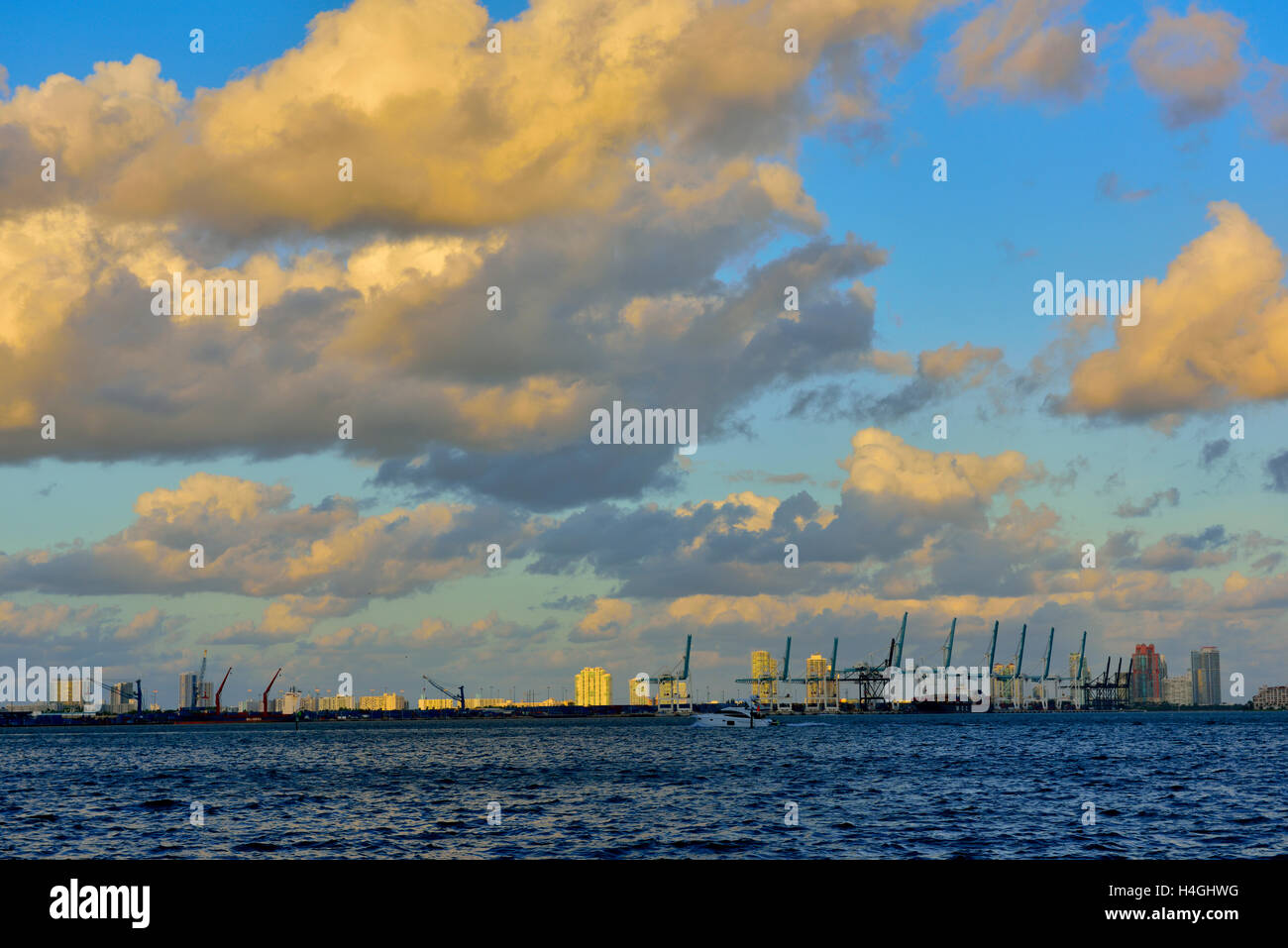 Skyline di Miami in cerca di tutta la baia di Biscayne di Dodge Island, Florida, Stati Uniti d'America Foto Stock