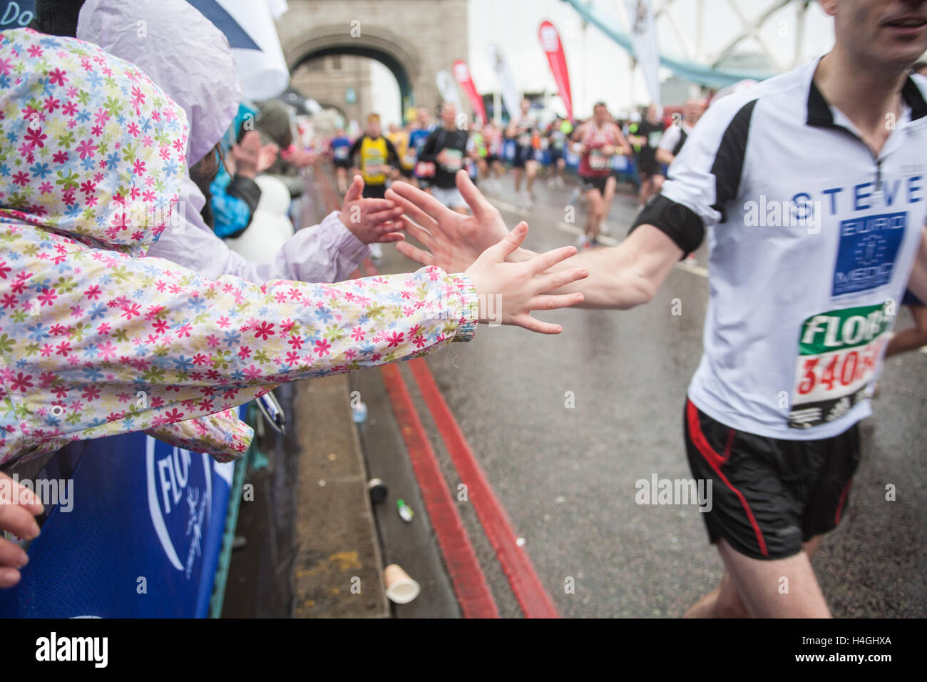 Corridori partecipanti in esecuzione nella mitica maratona di Londra, Inghilterra. Foto Stock