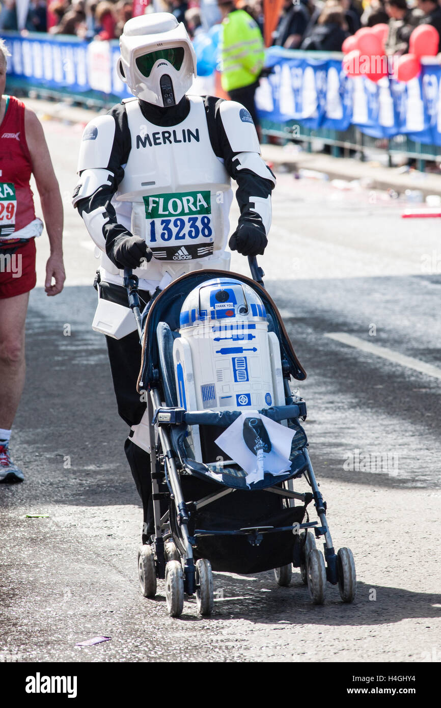 Star Wars,Stormtrooper,e CP30,A,carrozzella,Guide, partecipando in esecuzione, iconico maratona di Londra,Inghilterra.maratona di Londra,costume,costumi, Foto Stock